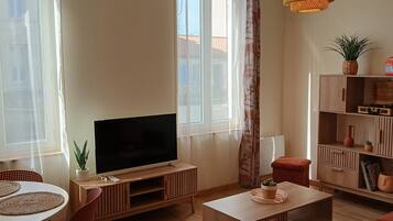 TV connectée, livres, chaîne hi-fi