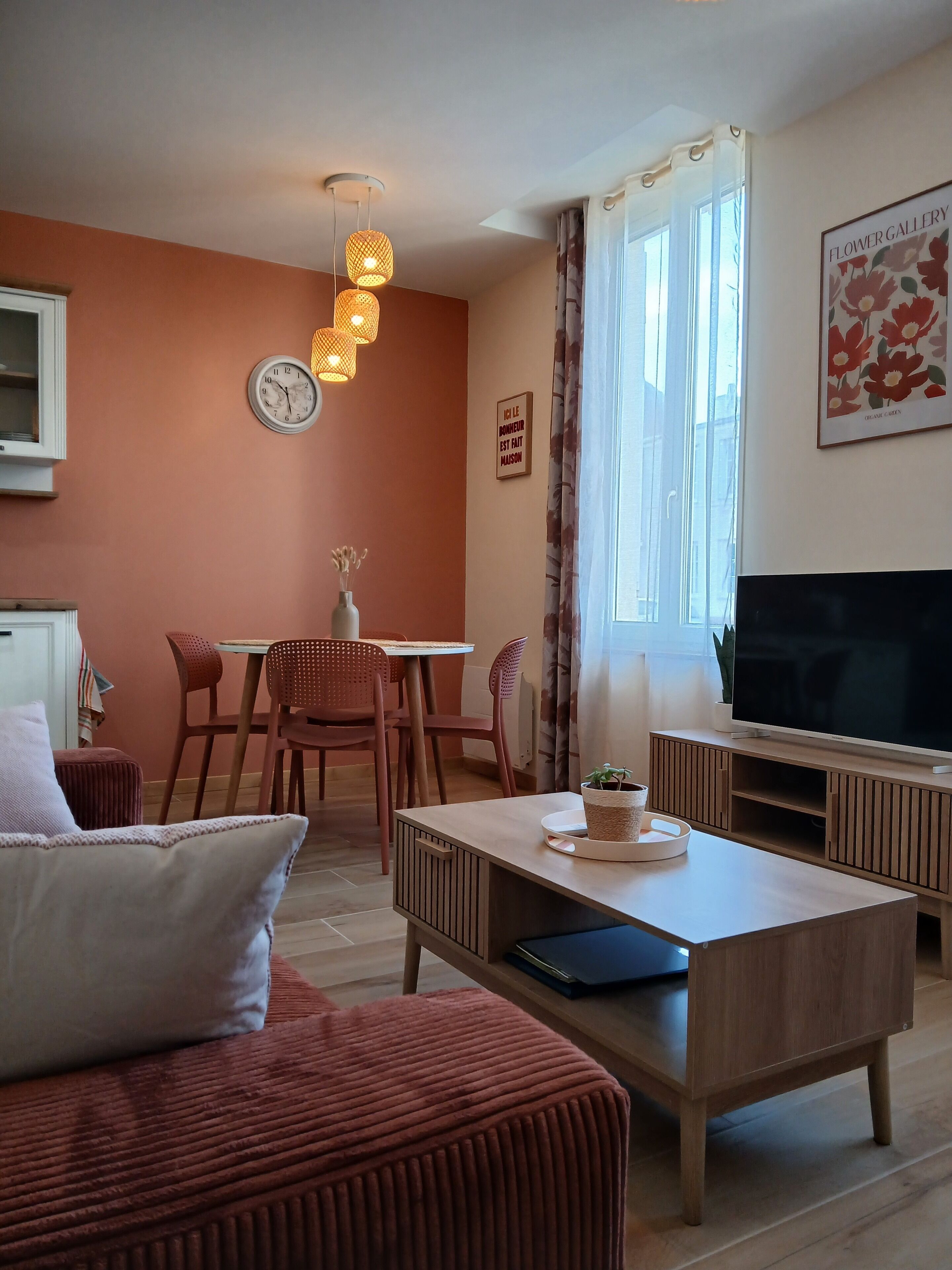 Smart TV, libri, impianto stereo