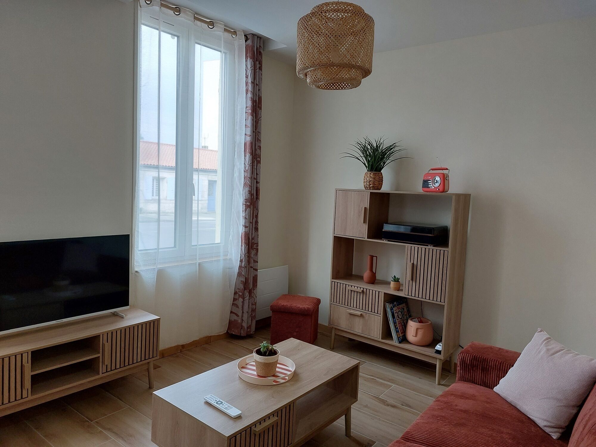 Smart TV, libros y estéreo 