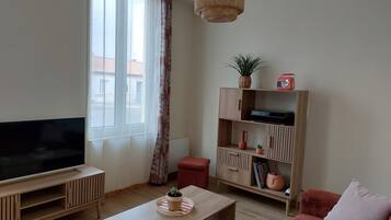 Smart TV, libros y estéreo