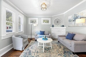 Een smart-tv en boeken