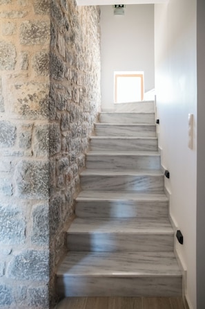 Eine Marmortreppe mit einer Steinwand.