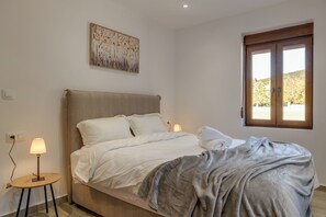 Tabla de planchar con plancha, wifi y ropa de cama 