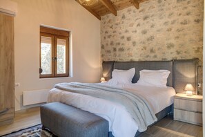 Tabla de planchar con plancha, wifi y ropa de cama 