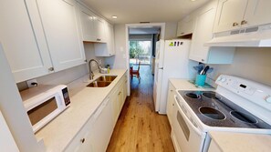 Fridge, microwave, oven, stovetop - Southbay 21 Cozy Townhome w/Beach Service (Destin)