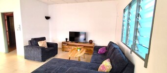 Comfortable house in quiet neighborhood, car-rental & hotelservice possible