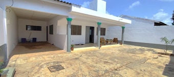 Comfortable house in quiet neighborhood, car-rental & hotelservice possible