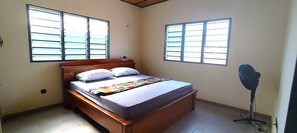 3 bedrooms, Internet, bed sheets - Comfortable house in quiet neighborhood, car-rental & hotelservice possible (Ouidah)