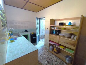 Private kitchen - Comfortable house in quiet neighborhood, car-rental & hotelservice possible (Ouidah)