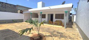 Outdoor dining - Comfortable house in quiet neighborhood, car-rental & hotelservice possible (Ouidah)