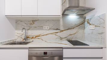 Een koelkast, een microgolfoven, een oven, een kookplaat