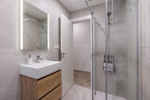 Shower, hair dryer, towels - Apartment 'Bright  in Maracena' with Private Terrace, Wi-Fi and Air Conditioning (Granada)