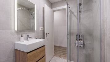 Douche, sèche-cheveux, serviettes fournies