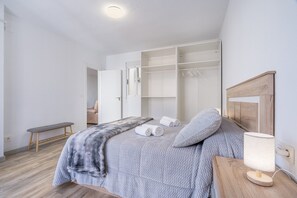 Iron/ironing board, WiFi, bed sheets - Apartment 'Bright  in Maracena' with Private Terrace, Wi-Fi and Air Conditioning (Granada)