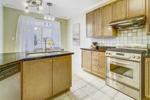 Micro-ondes, four, plaque de cuisson, lave-vaisselle