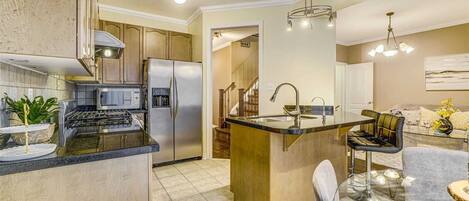 Een microgolfoven, een oven, een kookplaat, een vaatwasser