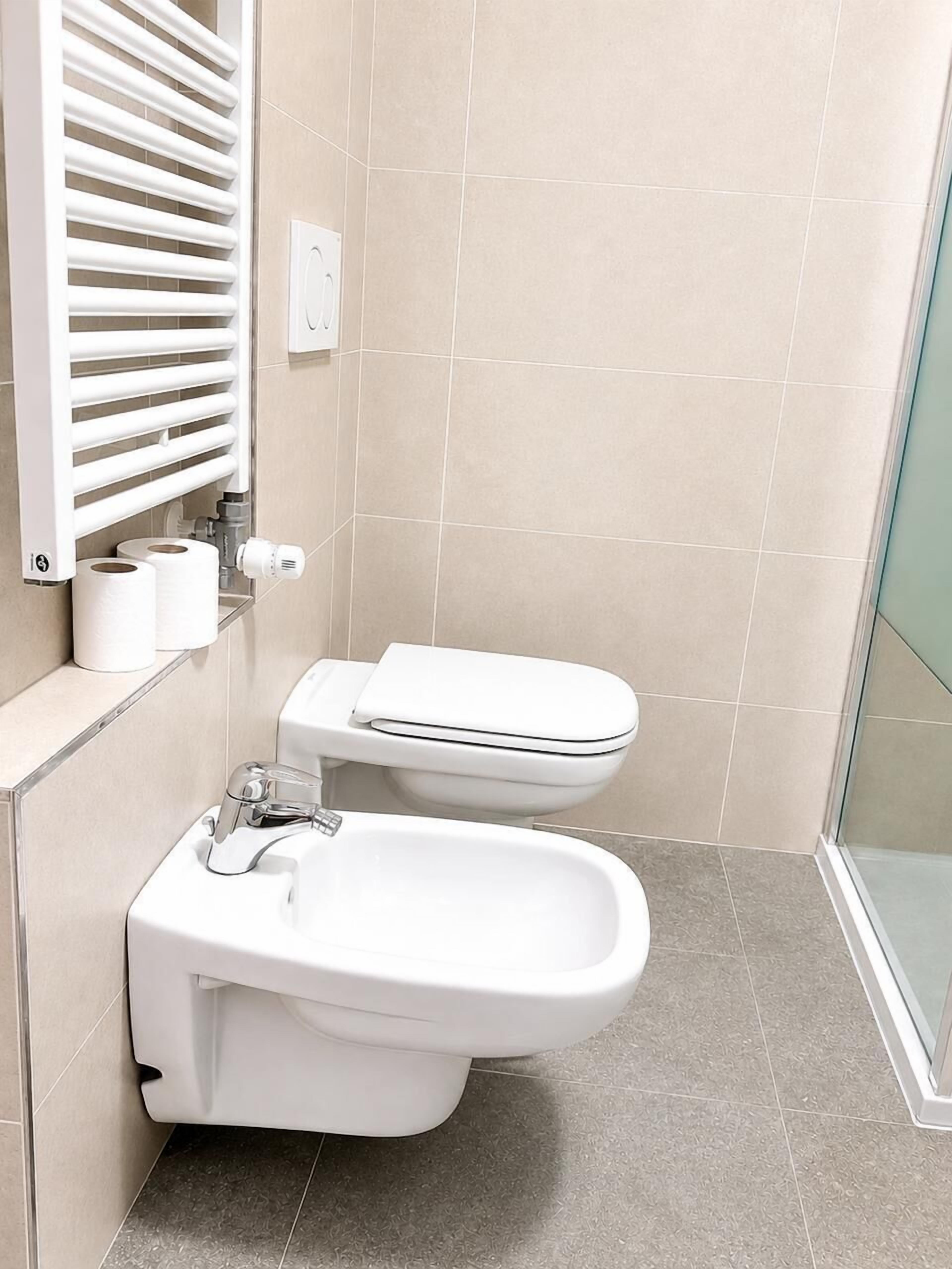 Basic Quadruple Room | Bathroom | Shower, free toiletries, hair dryer, towels