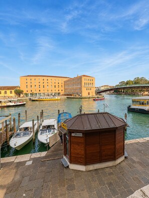 Desk, laptop workspace, free WiFi, bed sheets - Ca Pisani Vista Canal Grande (Venice)