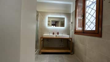 Basic Quadruple Room | Bathroom | Shower, free toiletries, hair dryer, towels