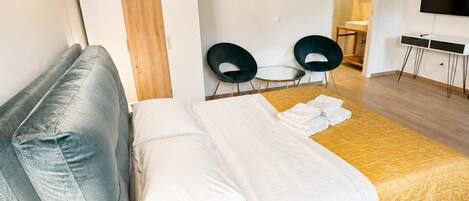Comfort Room | Desk, laptop workspace, free WiFi, bed sheets