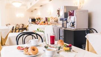 Se ofrece un desayuno bufé todos los días (por un coste adicional)