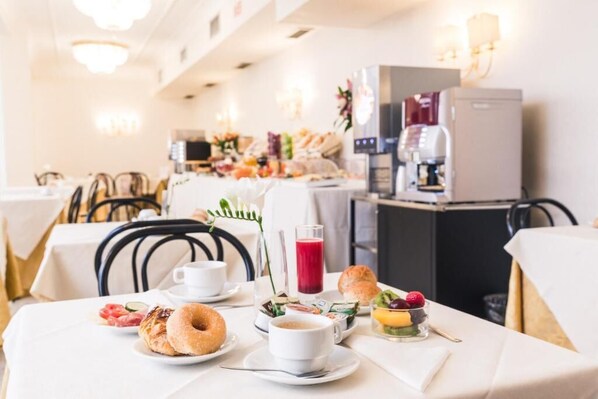 Petit déjeuner buffet servi tous les jours en supplément