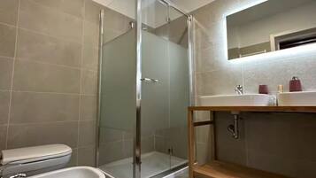 Ducha, artículos de tocador gratuitos, secador de pelo, toallas