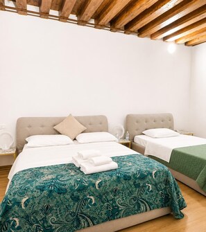 Chambre Quadruple | Bureau, espace de travail pour ordinateur portable, Wi-Fi gratuit