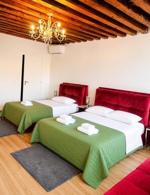 Habitación cuádruple clásica, varias camas | Escritorio, espacio para trabajar con un portátil, wifi gratis