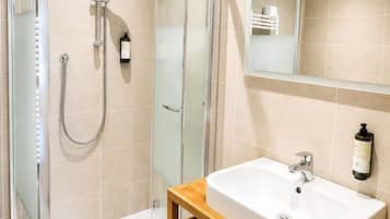 Chambre Confort | Salle de bain | Douche, articles de toilette gratuits, sĂšche-cheveux