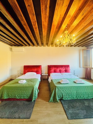 Basic-Vierbettzimmer | Schreibtisch, kostenloses WLAN