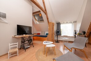 TV - Embellie B&B – Guest Rooms with Shared Terrace, Garden & Wi-Fi (Baden)