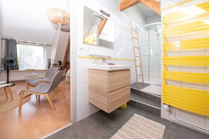 Een douche, een haardroger, handdoeken