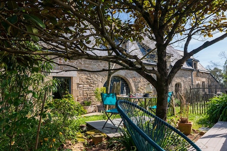 Outdoor dining. Embellie B&B – Guest Rooms with Shared Terrace, Garden & Wi-Fi