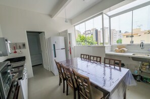 Een koelkast, een magnetron, een oven, een kookplaat