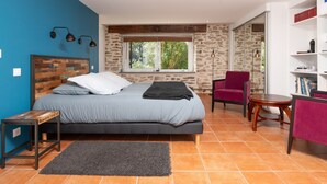 A bedroom with a bed, a window, a chair, a table, and a bookshelf. - Voyage B&B with Shared Terrace, Communal Garden & Wi-Fi (Baden)