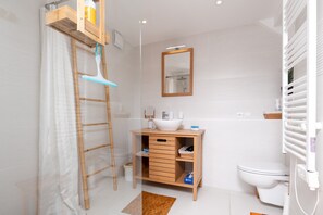 Shower, hair dryer, towels - Voyage B&B with Shared Terrace, Communal Garden & Wi-Fi (Baden)