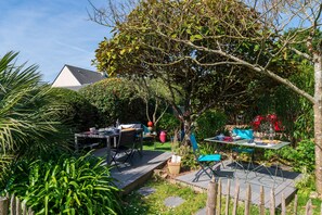 Outdoor dining - Voyage B&B with Shared Terrace, Communal Garden & Wi-Fi (Baden)