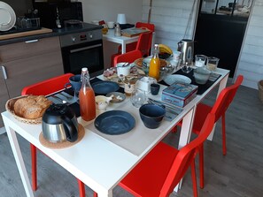 Dining - Voyage B&B with Shared Terrace, Communal Garden & Wi-Fi (Baden)