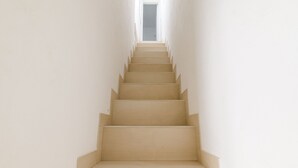 Eine Treppe, die zu einer Tür oben führt.