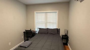 Schreibtisch, laptopgeeigneter Arbeitsplatz, kostenloses WLAN