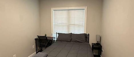 Skrivebord, skrivebord for bærbar PC og wi-fi (inkludert)