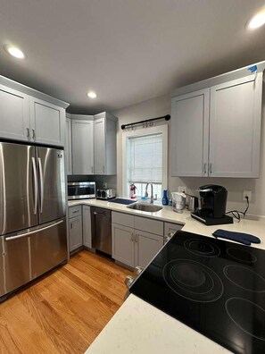 Grand réfrigérateur, micro-ondes