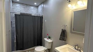 Kostenlose Toilettenartikel, HandtĂŒcher, Seife, Shampoo