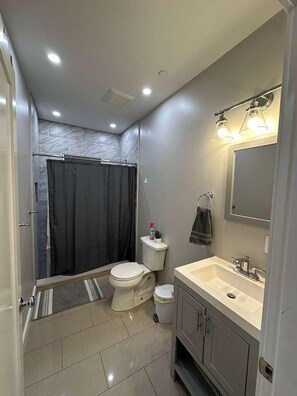 Amenidades de baño gratuitas, toallas, jabón, shampoo 