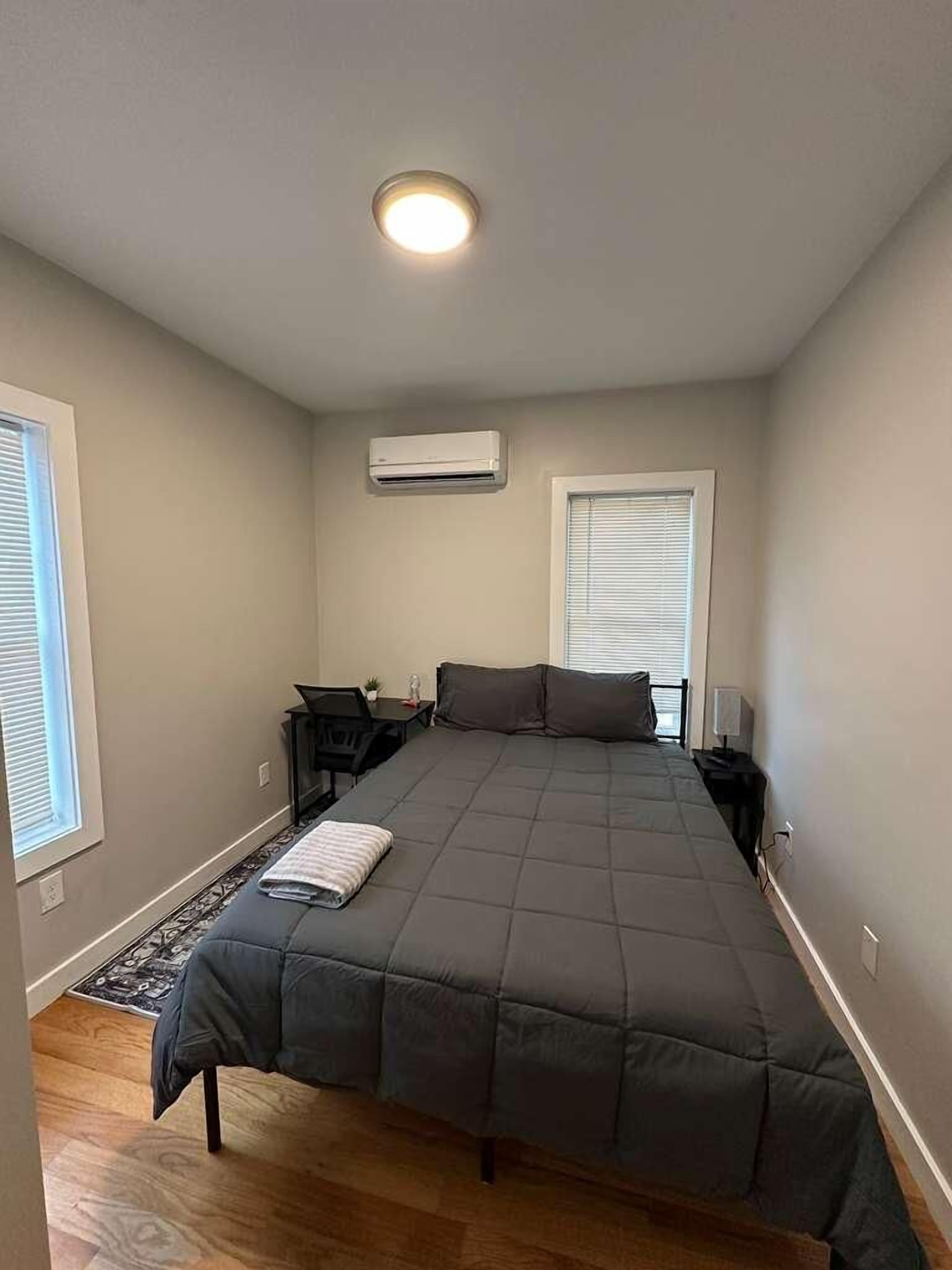 Escritorio, espacio para trabajar con laptop y wifi gratis 