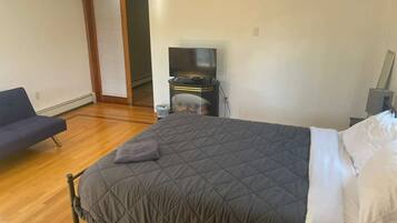 Desk, laptop workspace, free WiFi