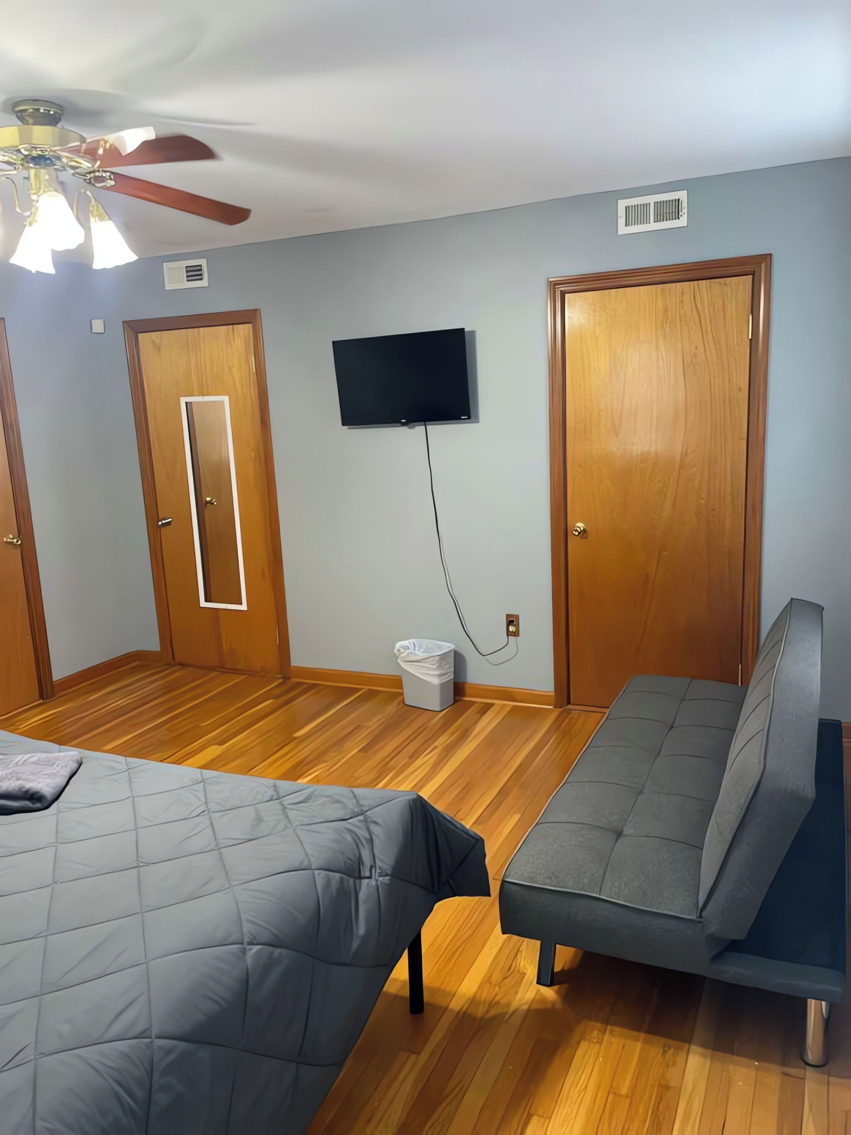 Classic Triple Room | Desk, laptop workspace, free WiFi