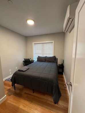 Escritorio, espacio para trabajar con laptop y wifi gratis 