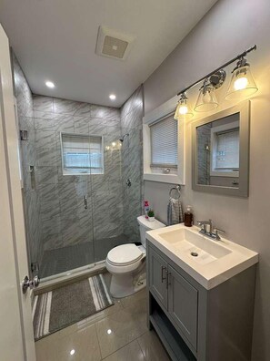 Articles de toilette gratuits, serviettes fournies, savon, shampoing